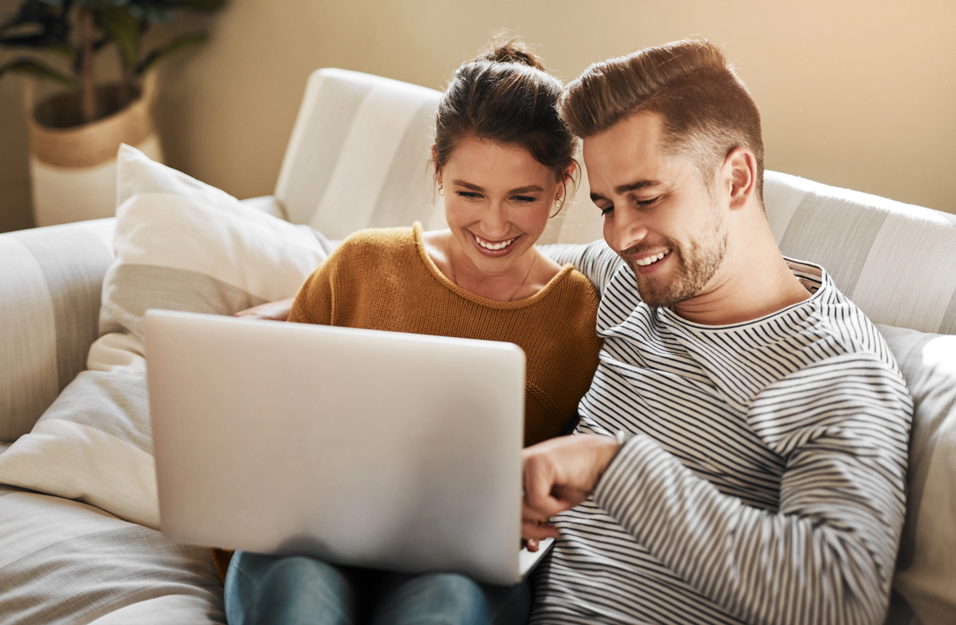 Casal assistindo junto pelo computador portátil